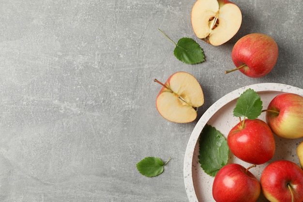 Rode appels op grijze tafel