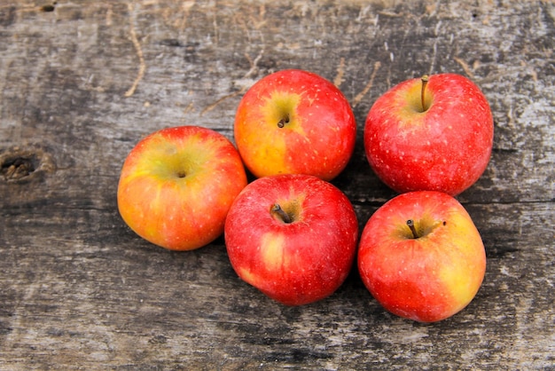 Rode appels op houten achtergrond