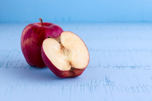 Rode appels op houten blauwe tafel.