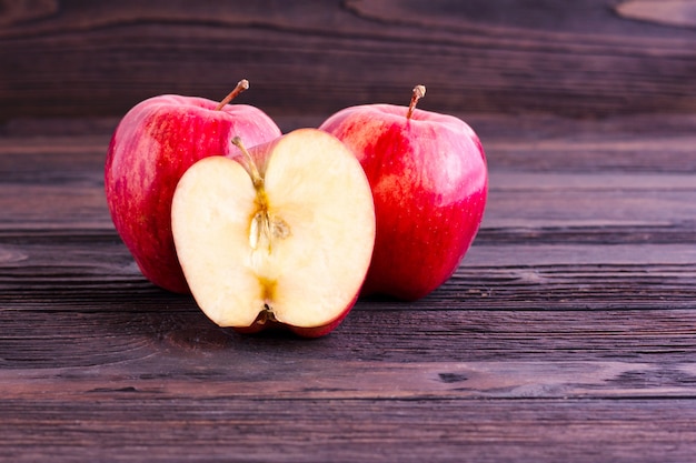 Rode appels op houten tafel.