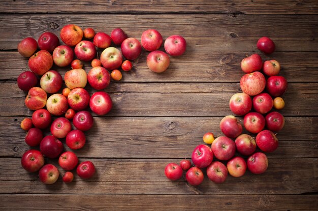 Rode appels op oude houten achtergrond