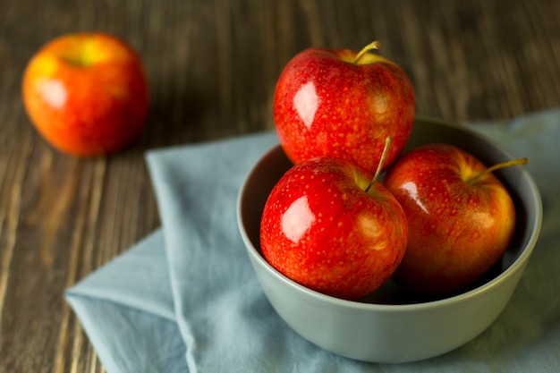 Foto rode appels op tafel