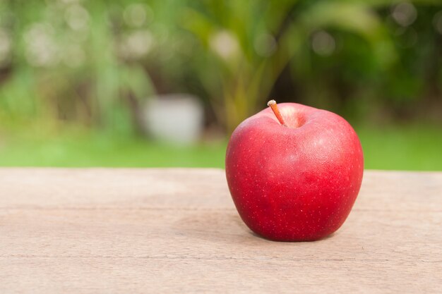 Rode appleon houten, natuurlijke achtergrond