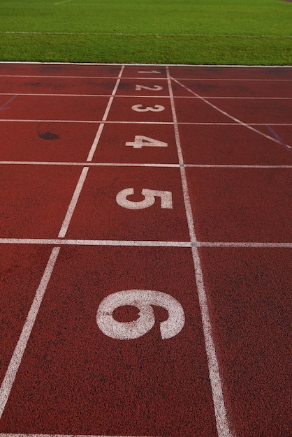Rode atletiekbaan loopband in het stadion met de nummering.