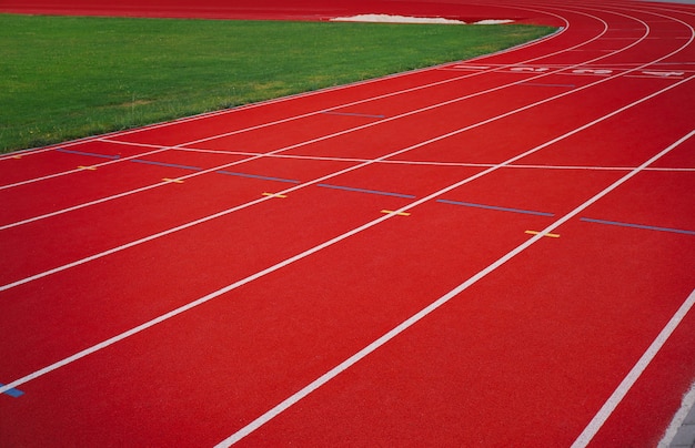 Rode atletiekbaan met hoek van het voetbalveld