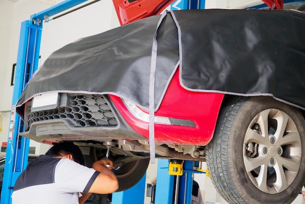 Rode auto in autoservicecentrumstation voor reparatie en onderhoud