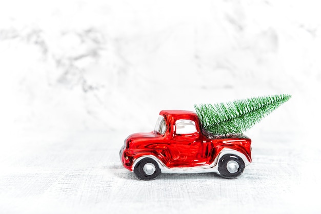 Rode auto speelgoed met kerstboom. Wintervakantie decoratie