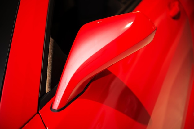 Rode auto spiegel