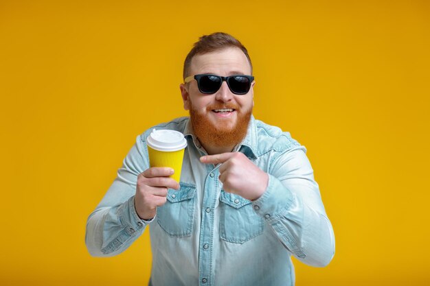 Rode baard man met kopje koffie