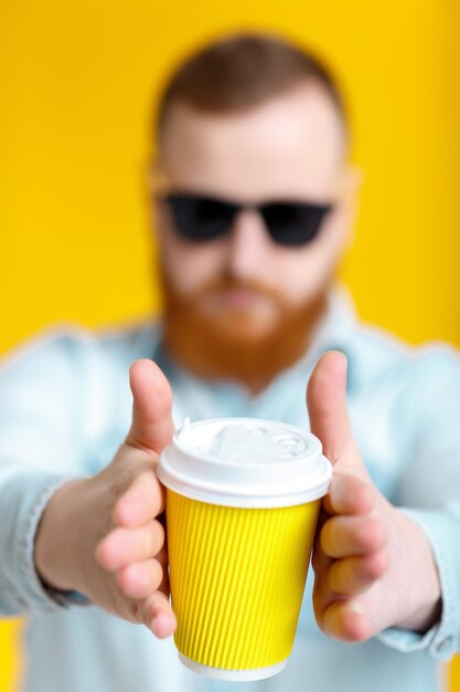 Rode baard man met kopje koffie