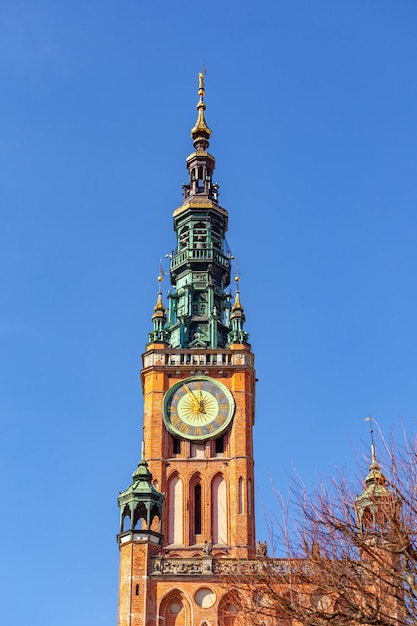 Rode bakstenen kerktoren in het centrum van de stad Gdansk