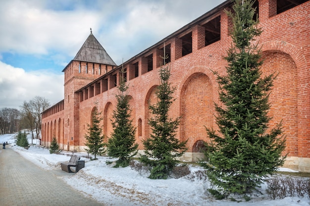 Rode bakstenen muur en toren van het kremlin in smolensk onder blauwe de lentehemel