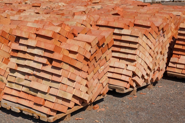 Rode bakstenen pallets op een bouwplaats