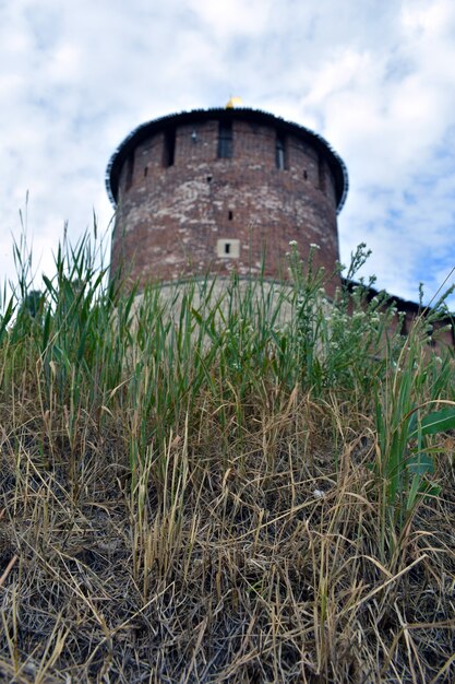 Foto rode bakstenen toren en muur van het kremlin