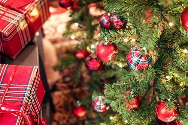 Rode ballen op de kerstboom