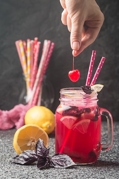 Rode basilicum zelfgemaakte limonade in een glazen pot Zomer verfrissend drankje