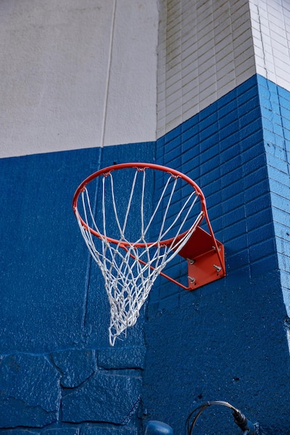 rode basketbalring met raster