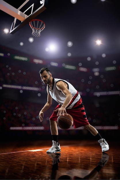 Rode basketbalspeler in actie in de sportschool