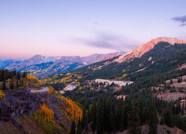 Rode berg en Yankee Girl Mine in de buurt van Ouray, Colorado.