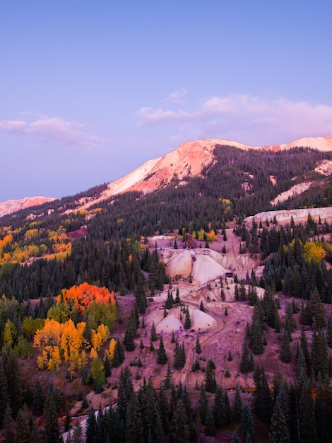 Rode berg en Yankee Girl Mine in de buurt van Ouray, Colorado.