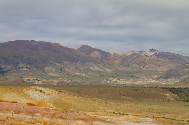 Rode bergen in Kyzyl-Chin vallei in Altay