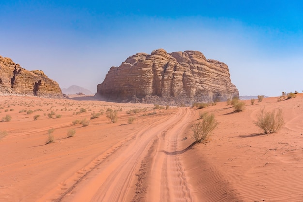 Rode bergen van Wadi Rum-woestijn in Jordanië.