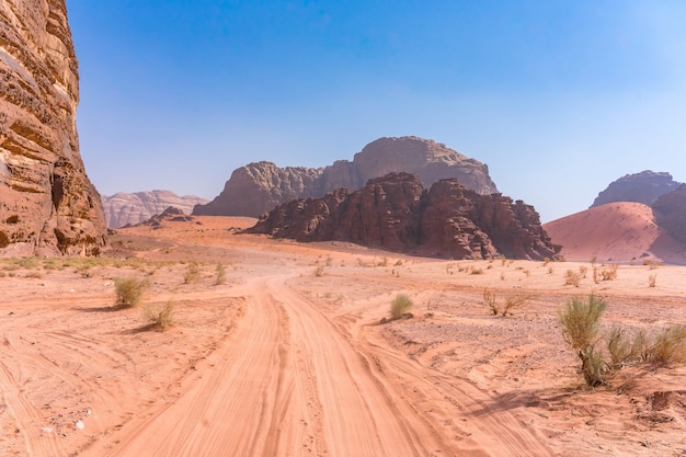 Rode bergen van Wadi Rum-woestijn in Jordanië.