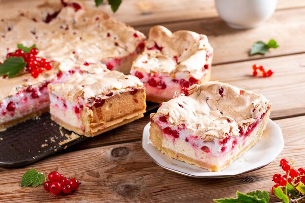 Rode bessen cheesecake taart met verse bessen op houten tafel