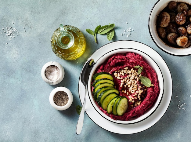 Rode biet en cashew dip op een blauwe tafel met gekarameliseerde uien en veganistische mayo gezonde snack of aperitief