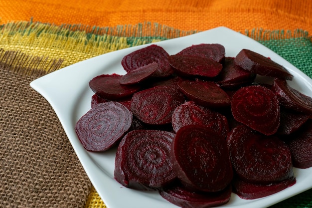 Rode biet gesneden voor salade in plaat Gezond ingrediënt om te koken Gekookte biet