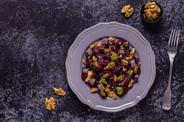 Rode biet, pestosaus en walnotensalade, bovenaanzicht