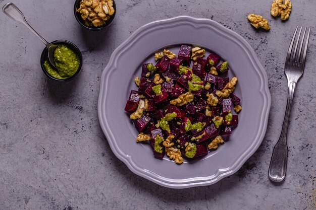 Rode biet, pestosaus en walnotensalade, bovenaanzicht