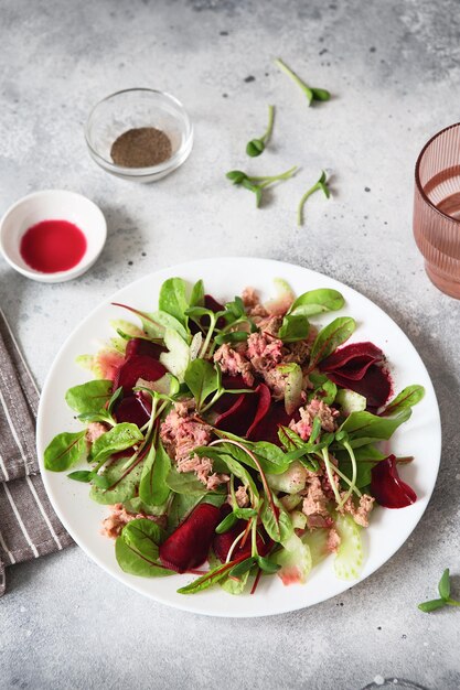 Rode biet snijbiet en tonijnsalade uit blik