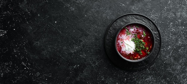 Rode bietensoep Oekraïense traditionele keuken Borsch-soep in een kom Rustieke stijl Bovenaanzicht