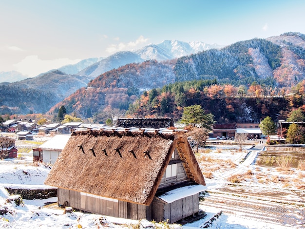 Foto rode bladeren en sneeuw in de herfst in shirakawa-go village, japan