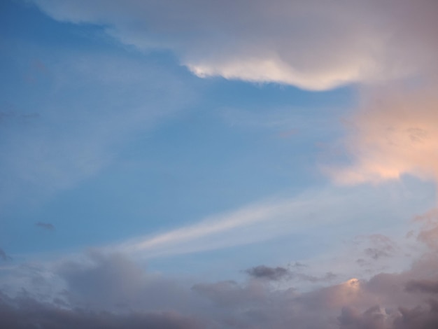 Rode blauwe lucht met wolken achtergrond