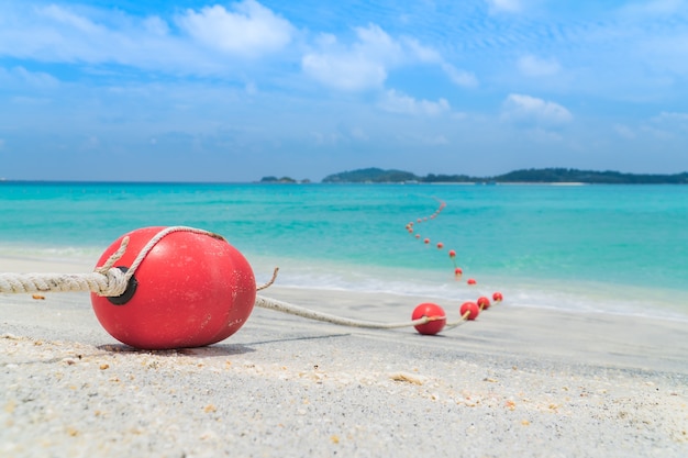 Rode boei op het strand voor gebiedsveiligheid op zee