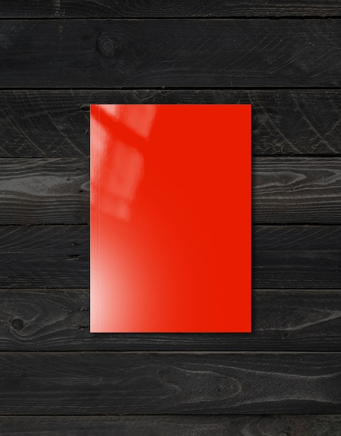 Rode boekjesomslag geïsoleerd op zwart hout
