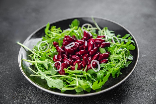 rode bonensalade rucola groene sla blad aperitief maaltijd voedsel snack op de tafel kopieer ruimte