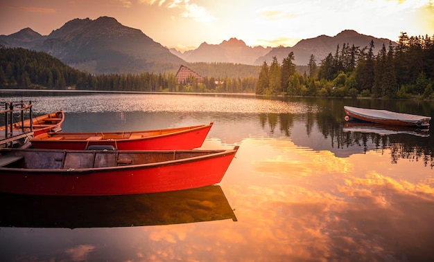 Rode boten op Lake Strbske pleso Ochtend uitzicht op het Hoge Tatra Nationaal Park Slowakije Europa