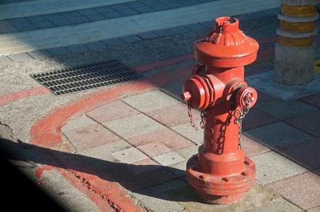 Foto rode brandweerman waterleiding in de stad