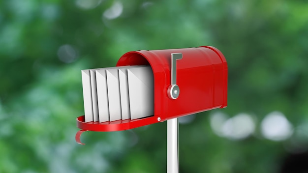 Rode brievenbus met letters op abstracte groene buitenshuis achtergrond