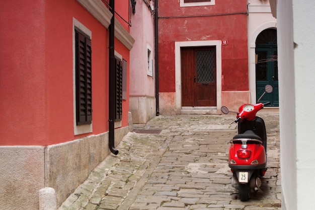 Rode bromfiets op Piran-straat