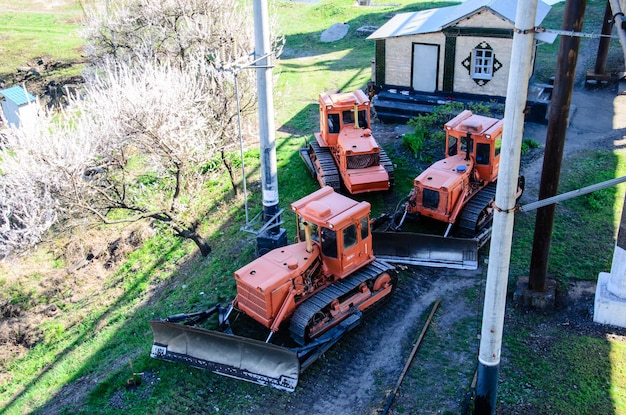 Rode bulldozers op een bouwplaats