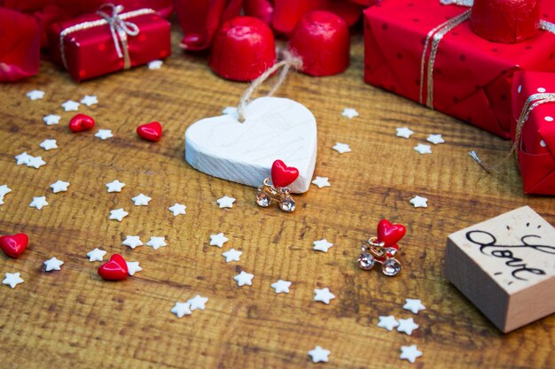 Rode cadeaus, harten op houten tafel. Liefde Valentijns decoratie