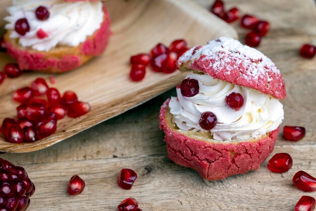 Rode cake met cranberrysmaak met cranberrybessen en romige melkvulling van kwark met granaatappelpitjes