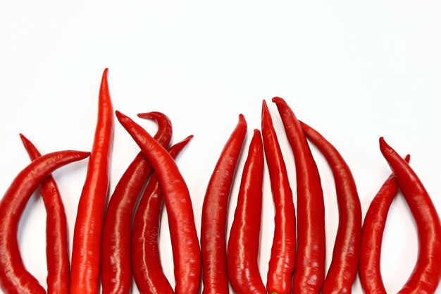 Rode chili op papier op witte achtergrond