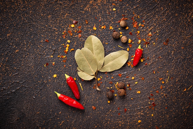 Rode chili peper en laurier