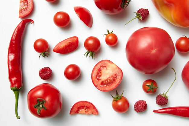 Rode chili peper en tomaat geïsoleerd op wit
