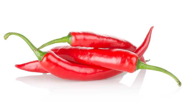 Rode chili peper geïsoleerd op witte achtergrond